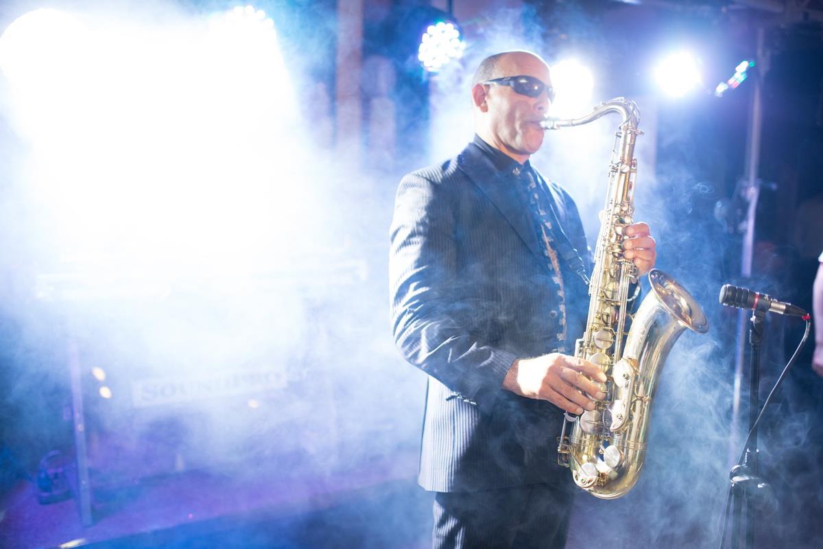 Ponturi - Don Wright -  http://www.lifephoto.ro/articole/interviu/don-wright-un-gentleman-al-saxofonului-in-romania-17